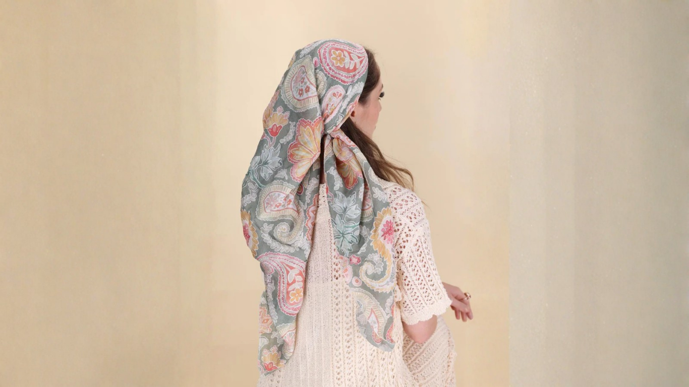 מטפחת משולשת – הסוד לסטייל אלגנטי ב־5 שניות